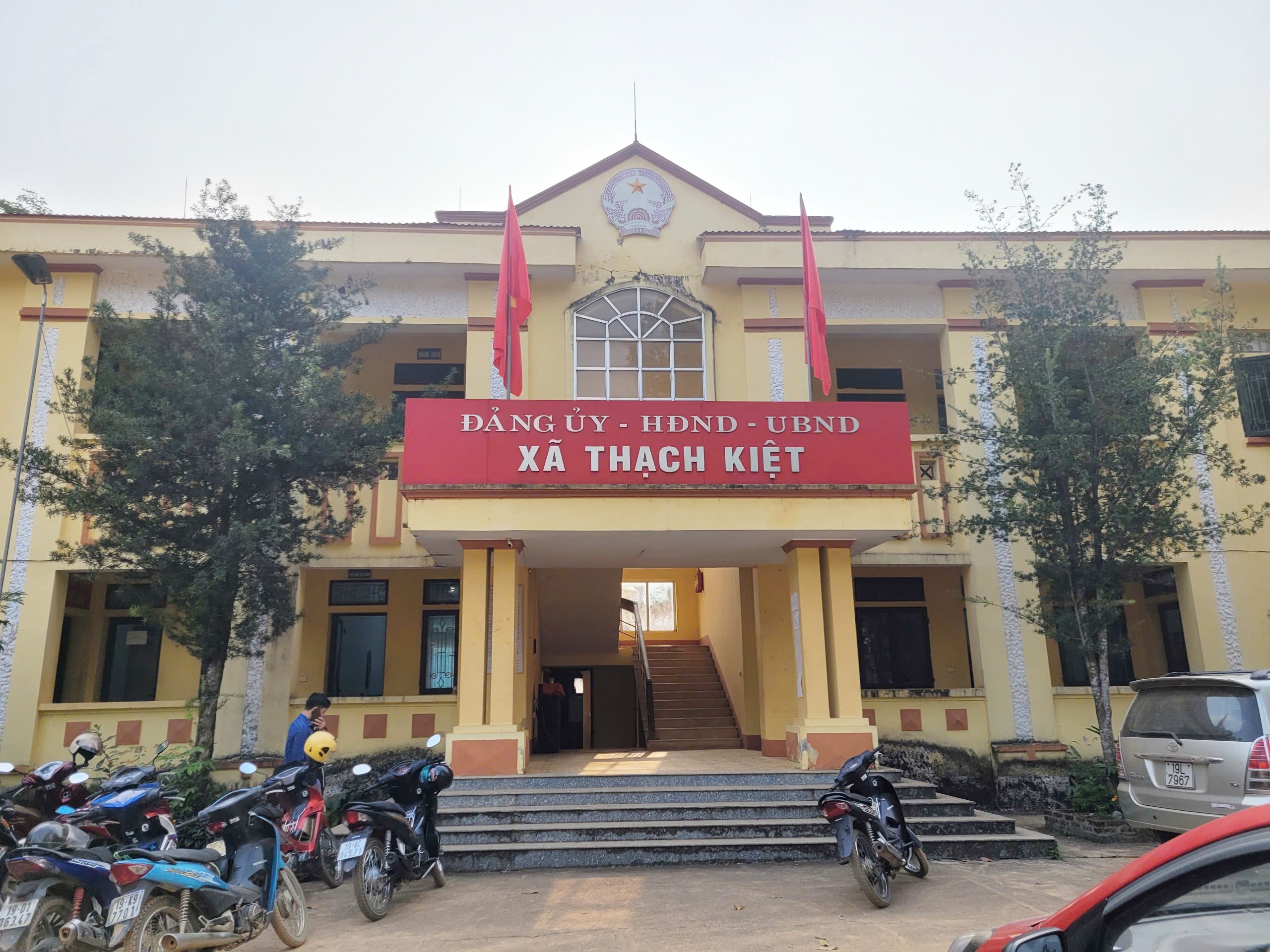 7 học sinh tiểu học ở Phú Thọ bất ngờ đau bụng, nôn ói phải nhập viện sau tiết học ở trường - Ảnh 2.