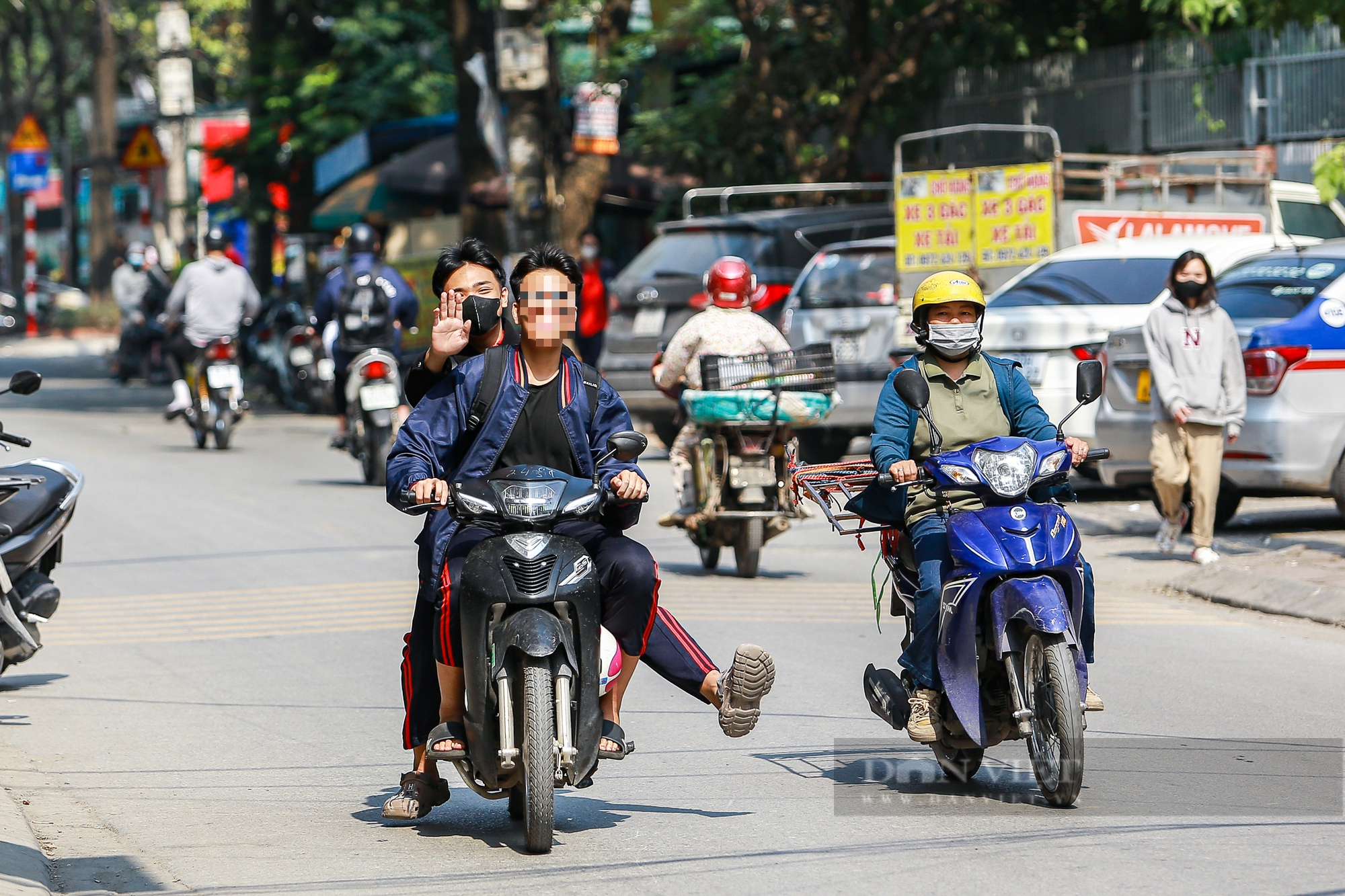 Học sinh, sinh viên Hà Nội “đầu trần, phóng như bay” khi tham gia giao thông- Ảnh 7.