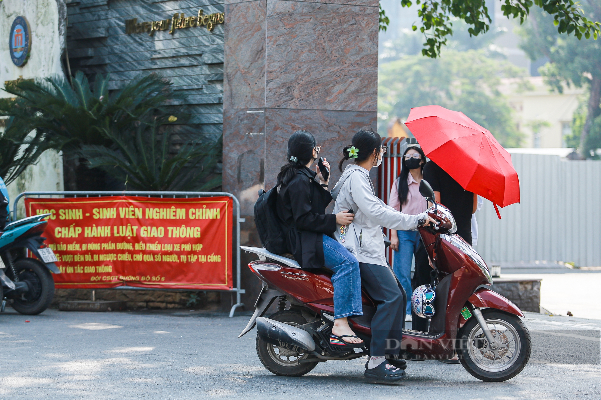 Học sinh, sinh viên Hà Nội “đầu trần, phóng như bay” khi tham gia giao thông- Ảnh 9.