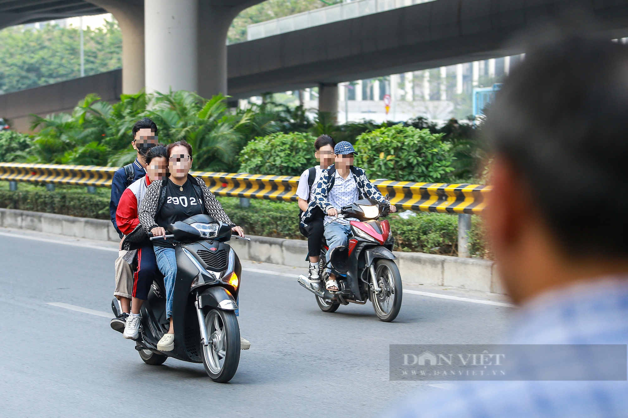 Học sinh, sinh viên Hà Nội “đầu trần, phóng như bay” khi tham gia giao thông- Ảnh 14.