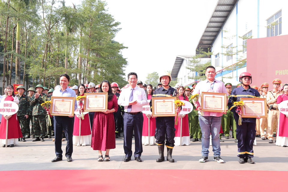 Đồng chí Trần Anh Dũng, Ủy viên Ban Thường vụ Tỉnh ủy, Phó Chủ tịch thường trực UBND tỉnh Nam Định trao Bằng khen cho tập thể, cá nhân có thành tích trong tham mưu tổ chức và tham gia diễn tập.