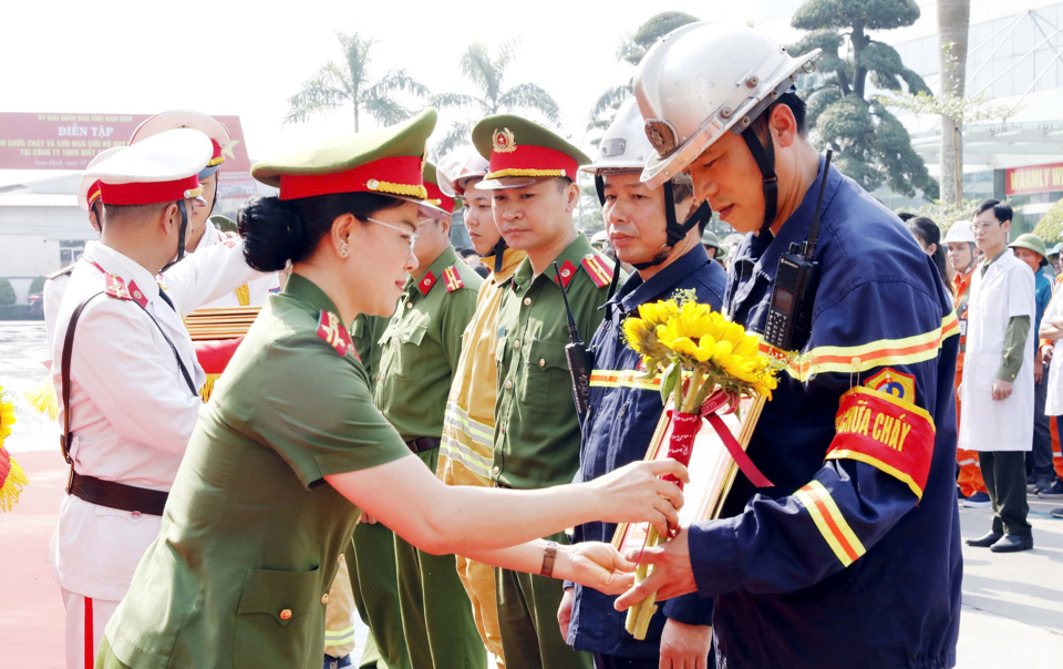 Đồng chí Đại tá Phan Thị Loan, Phó Giám đốc Công an tỉnh trao khen thưởng cho tập thể, cá nhân có thành tích trong tham mưu tổ chức và tham gia diễn tập.