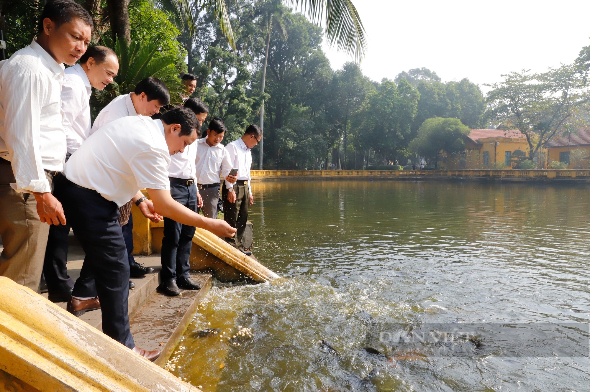 Hội viên nông dân tiêu biểu vui mừng thăm Khu di tích Chủ tịch Hồ Chí Minh- Ảnh 7.