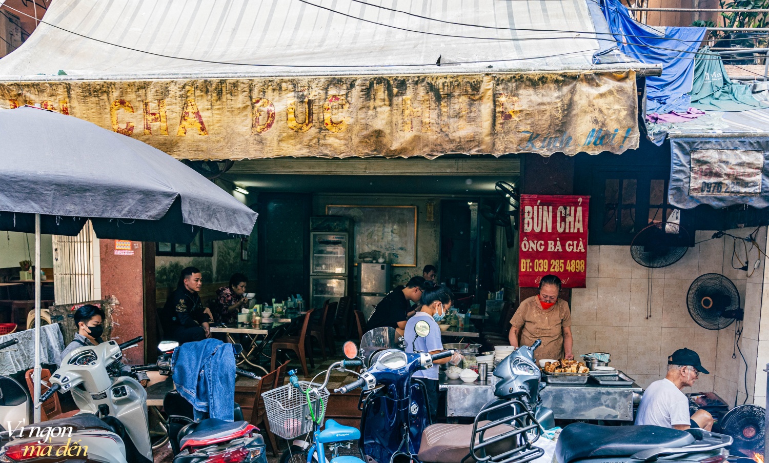 Quán bún chả "ông bà già" bán 3 đời, nổi tiếng nhờ những miếng chả băm cuốn lá mùi tàu ngon lạ - Ảnh 10.