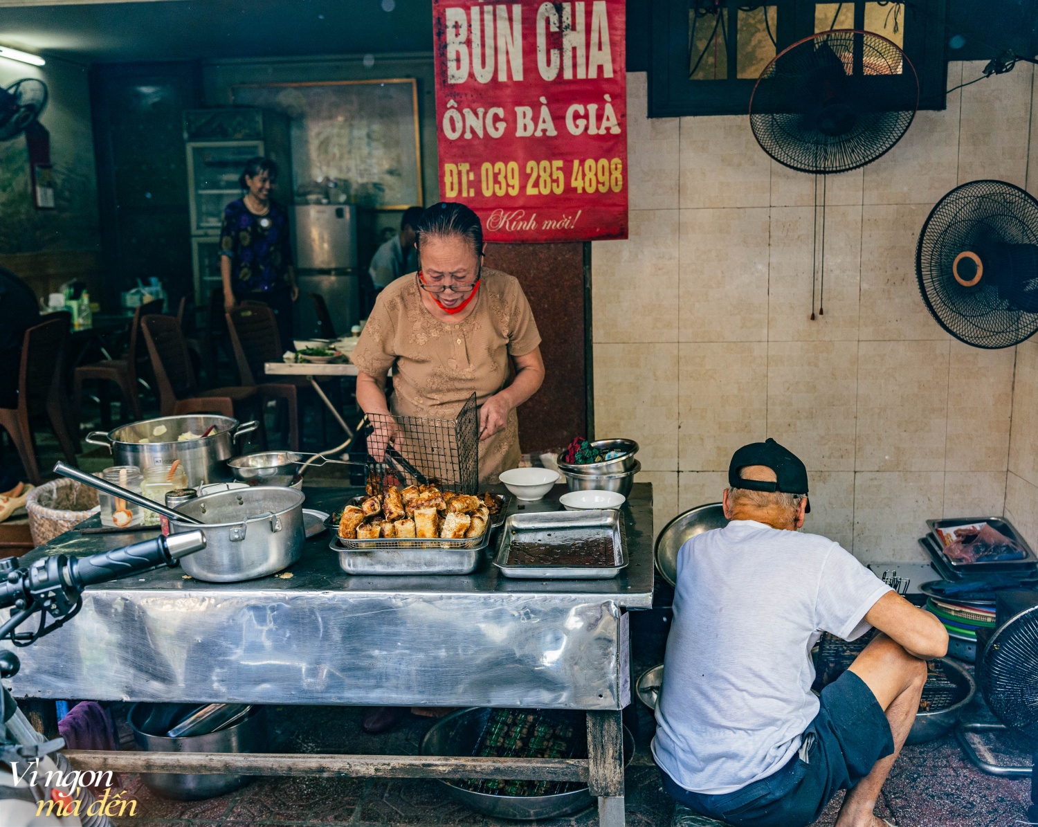 Quán bún chả "ông bà già" bán 3 đời, nổi tiếng nhờ những miếng chả băm cuốn lá mùi tàu ngon lạ - Ảnh 11.