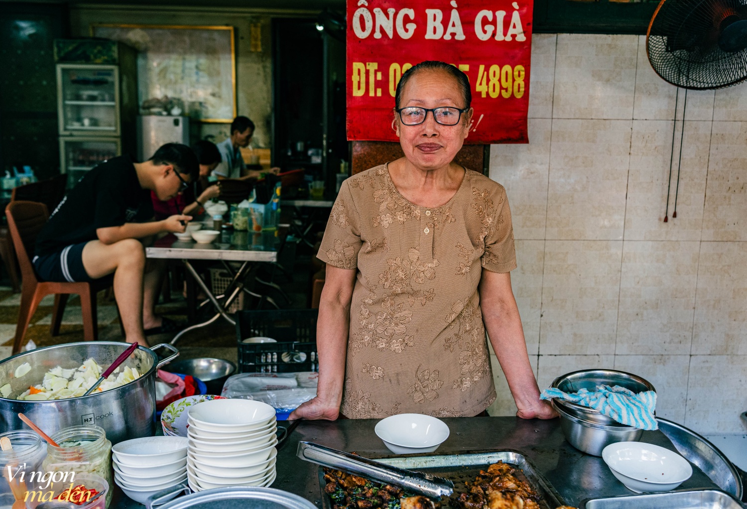 Quán bún chả "ông bà già" bán 3 đời, nổi tiếng nhờ những miếng chả băm cuốn lá mùi tàu ngon lạ - Ảnh 13.