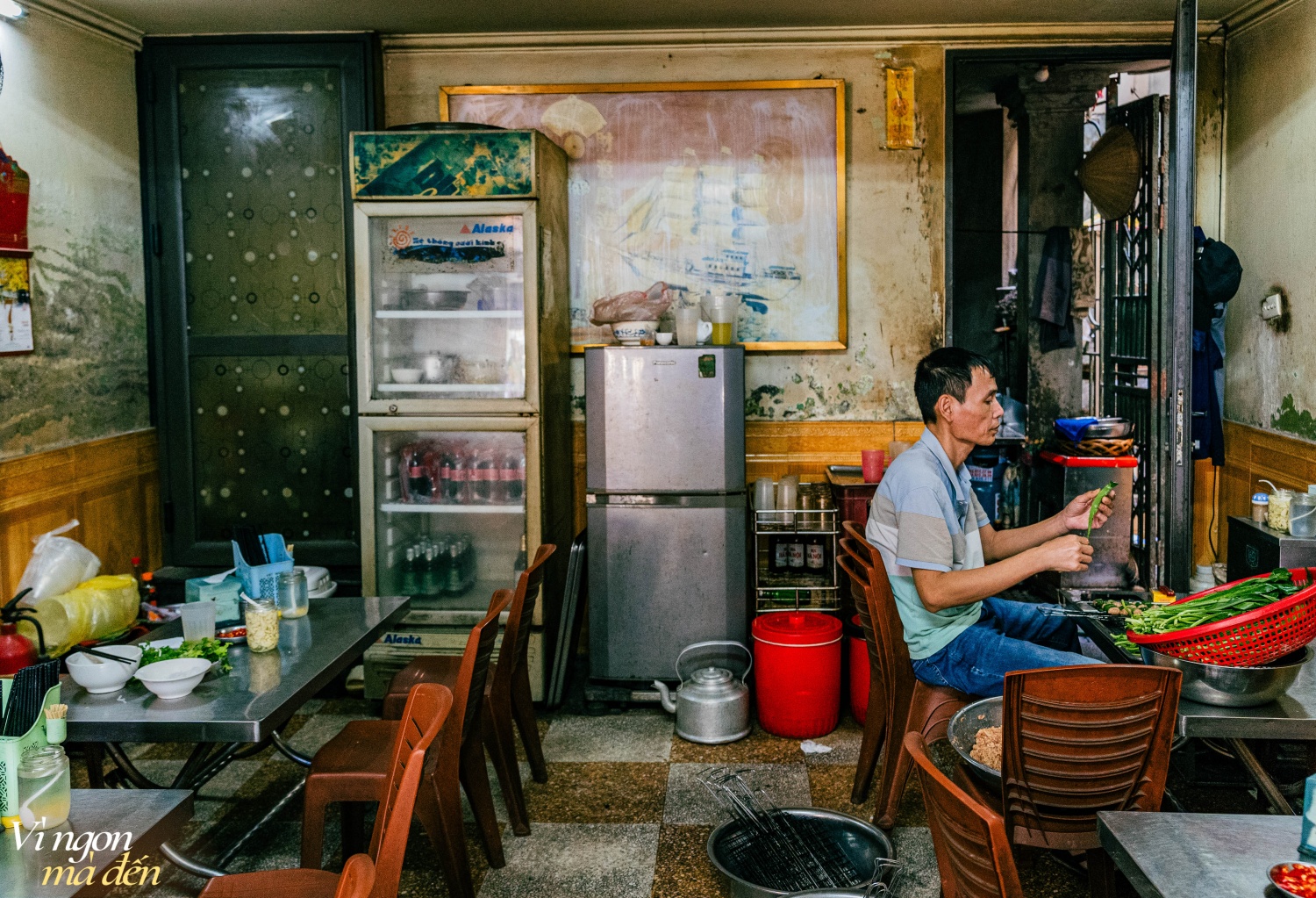 Quán bún chả "ông bà già" bán 3 đời, nổi tiếng nhờ những miếng chả băm cuốn lá mùi tàu ngon lạ - Ảnh 15.