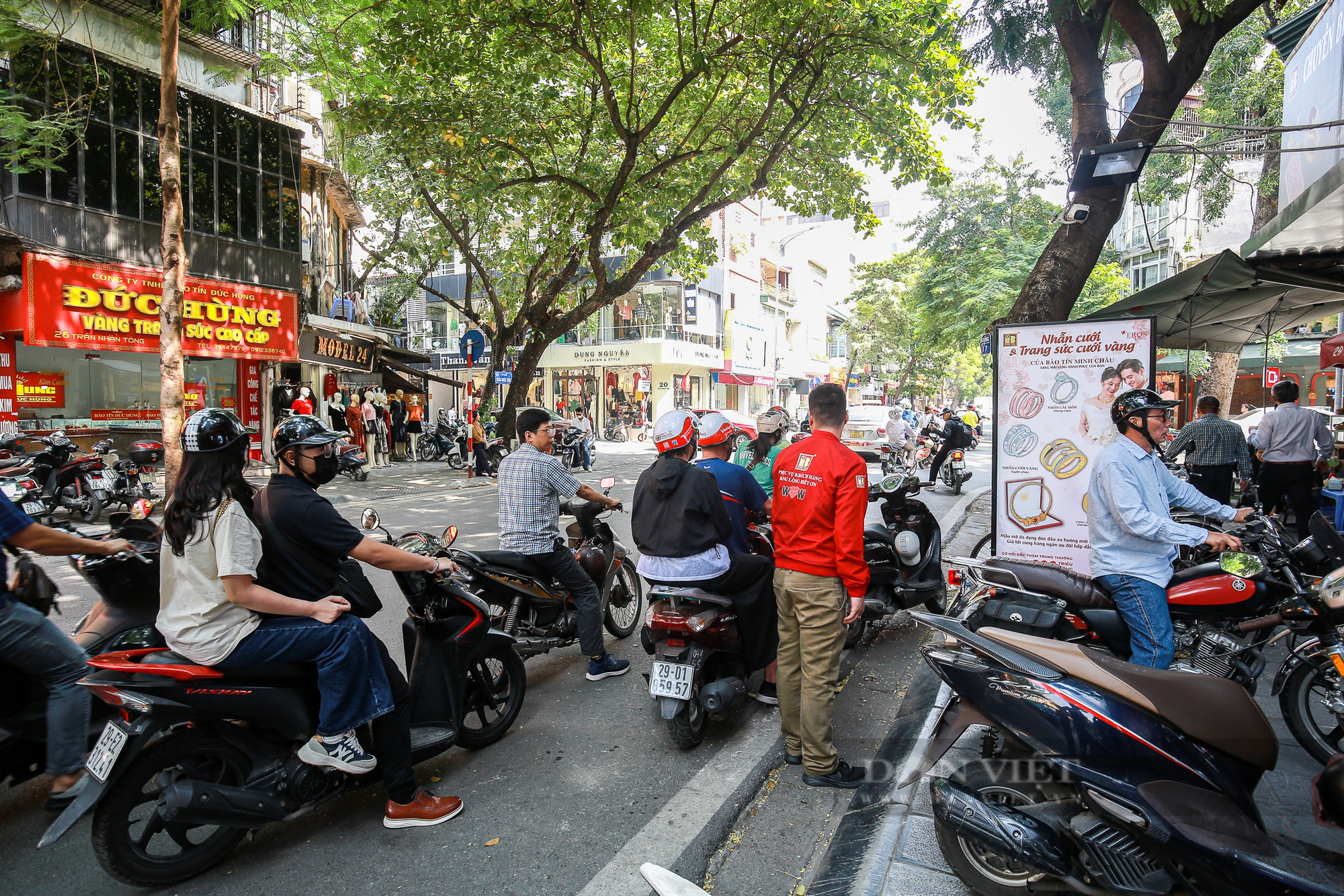 Giá vàng bất ngờ tăng, người dân đổ xô đi mua ngậm ngùi ra về khi các tiệm vàng thông báo hết hàng - Ảnh 3.