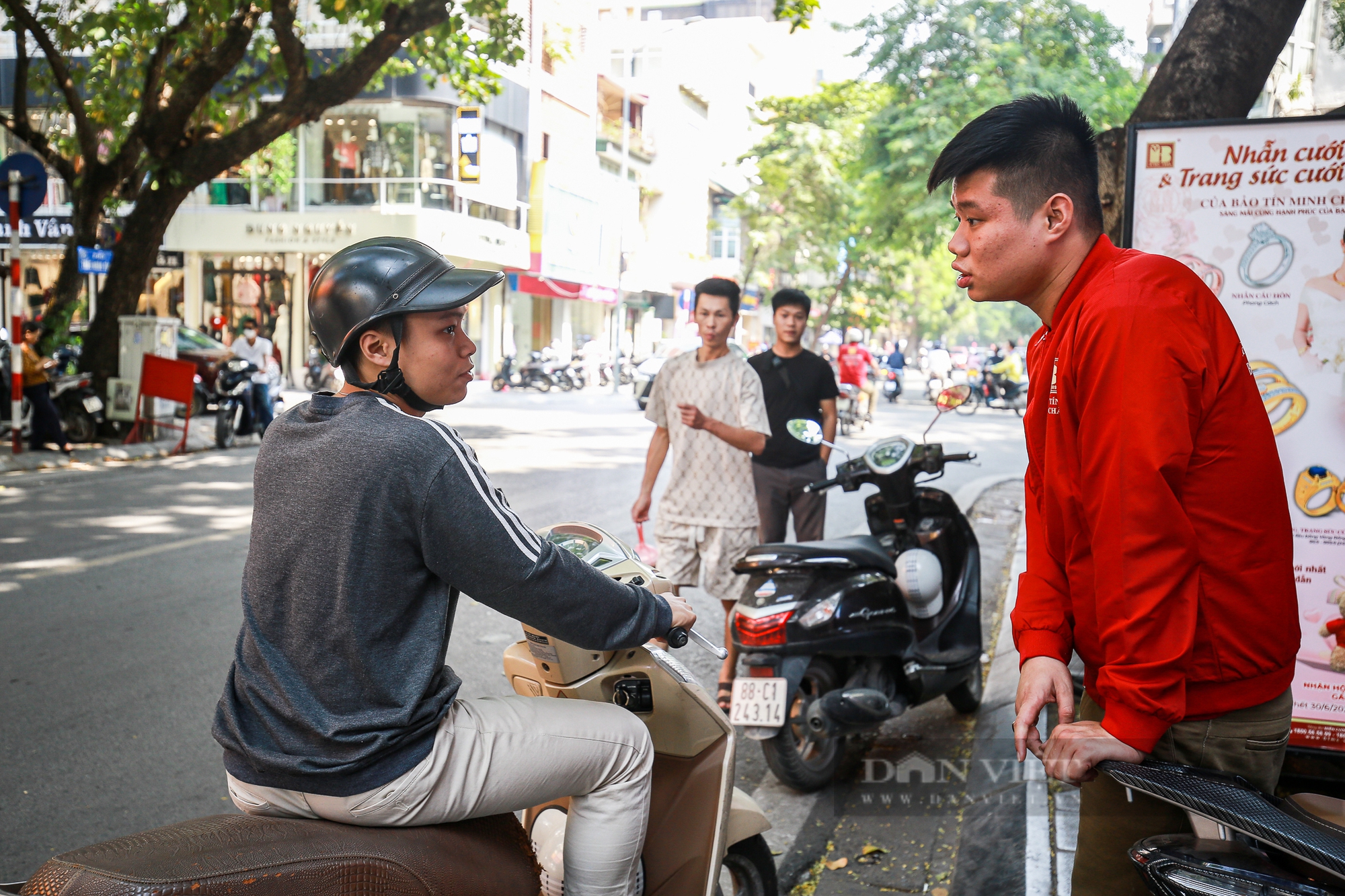 Giá vàng bất ngờ tăng, người dân đổ xô đi mua ngậm ngùi ra về khi các tiệm vàng thông báo hết hàng - Ảnh 5.