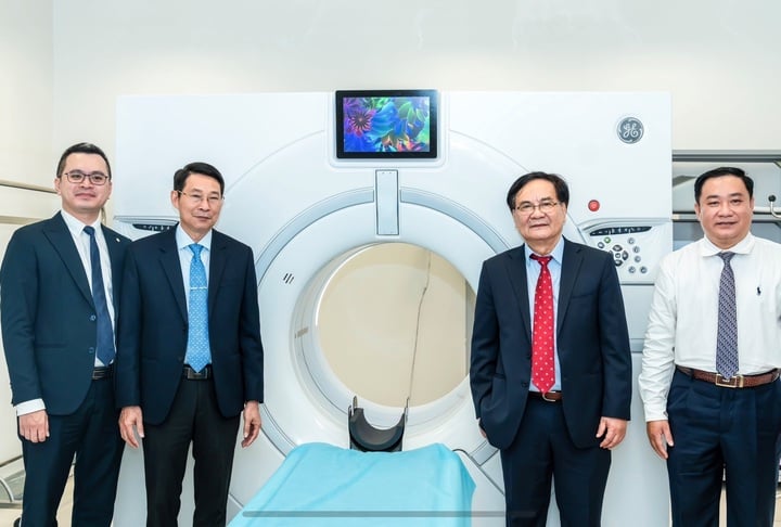 Đại diện Ban lãnh đạo tỉnh Khánh Hòa, Sở Y tế và Vinmec Nha Trang cùng hệ thống CTScan GE Revolution Apex 1975.