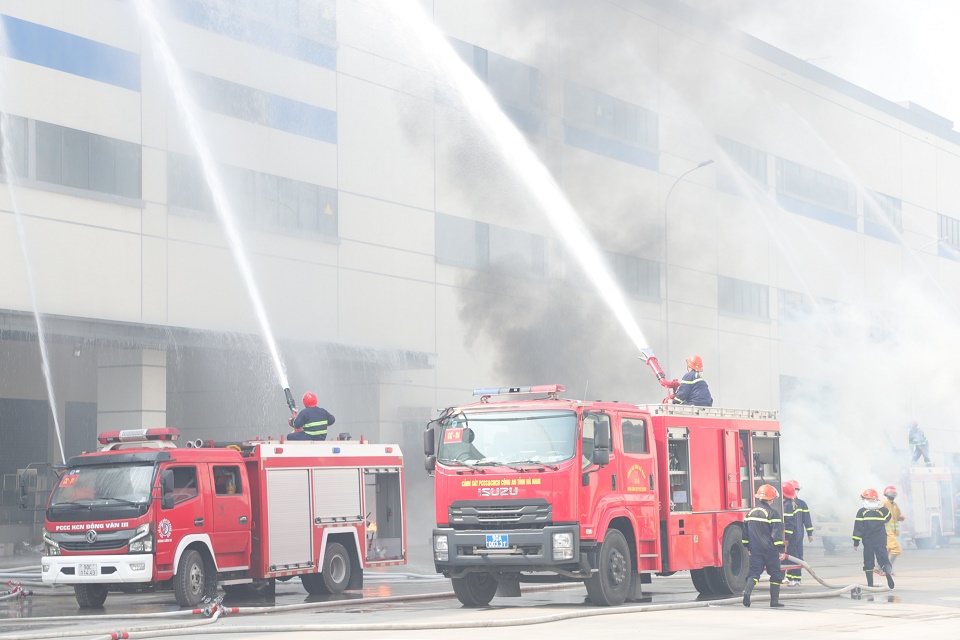 Lực lượng Cảnh sát PCCC&CNCH Công an tỉnh huy động cán bộ, chiến sĩ, phương tiện thực hiện phương án chữa cháy và cứu nạn cứu hộ.