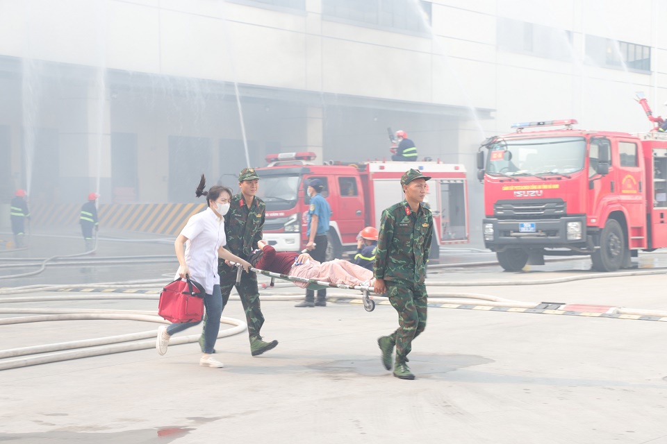 Các lực lượng tham gia phối hợp cứu nạn.