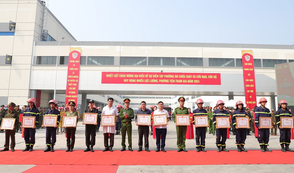 Đại tá Phạm Hùng Dương - Ủy viên Ban Thường vụ Đảng ủy, Phó Giám đốc Công an tỉnh tặng Giấy khen cho các tập thể, cá nhân tiêu biểu trong tham mưu, triển khai thực hiện diễn tập.