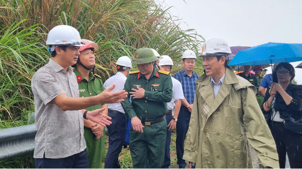 Bí thư Tỉnh uỷ Nghiêm Xuân Thành yêu cầu các đơn vị liên quan xử lý các khối đá trong vòng 24 giờ. Ảnh: Trung Nhân