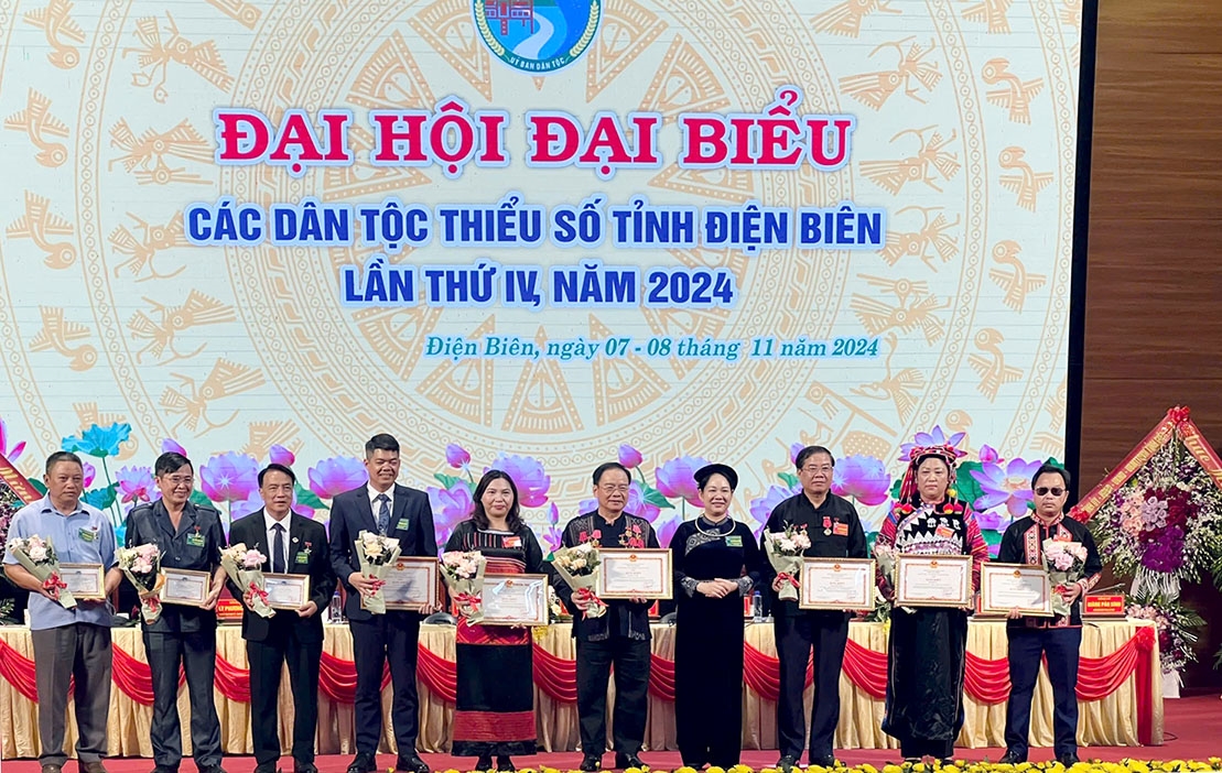 Thứ trưởng, Phó Chủ nhiệm Ủy ban Dân tộc Nông Thị Hà đã trao tặng Kỷ niệm chương của Bộ trưởng, Chủ nhiệm Ủy ban Dân tộc “Vì sự nghiệp phát triển các dân tộc” cho 5 cá nhân và Bằng khen cho 1 tập thể, 5 cá nhân tại Điện Biên