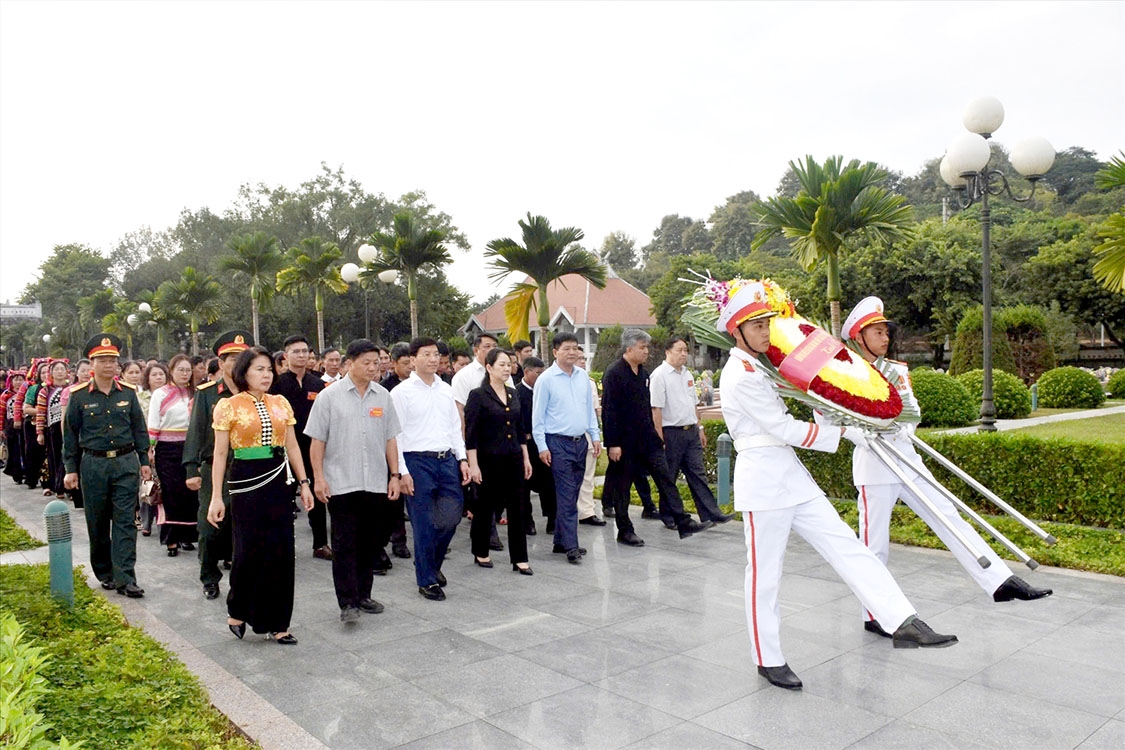 Thứ trưởng, Phó Chủ nhiệm Ủy ban Dân tộc Nông Thị Hà và Đoàn đại biểu dự Đại hội dâng hoa tưởng niệm các Anh hùng Liệt sĩ tại Đền thờ Liệt sĩ tại Chiến trường Điện Biên Phủ