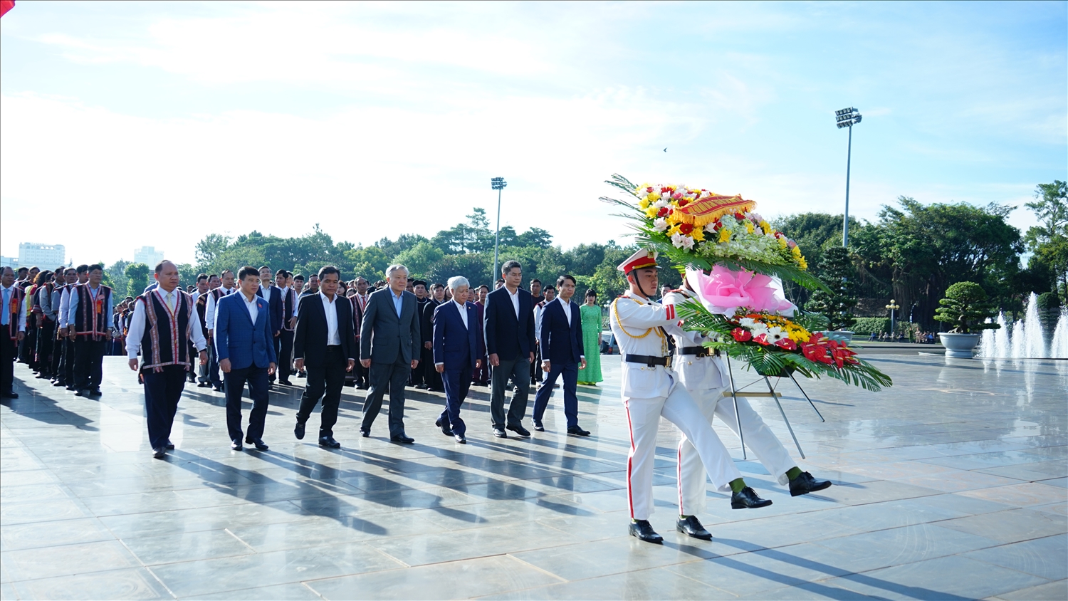 Lãnh đạo Trung ương, địa phương dâng hoa, dâng hương trước Tượng đài Bác Hồ với các dân tộc Tây Nguyên tại Quảng trường Đại Đoàn Kết, Tp. Pleiku