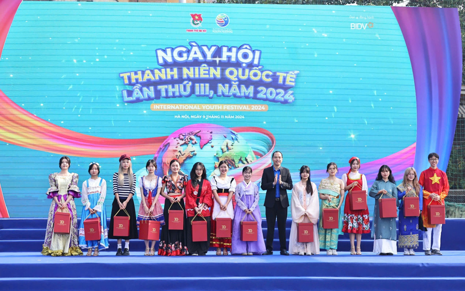 Phó Bí thư Thành đoàn, Chủ tịch Hội Sinh viên Việt Nam TP Hà Nội Nguyễn Tiến Hưng trao tặng quà lưu niệm tới đại diện không gian văn hóa các quốc gia