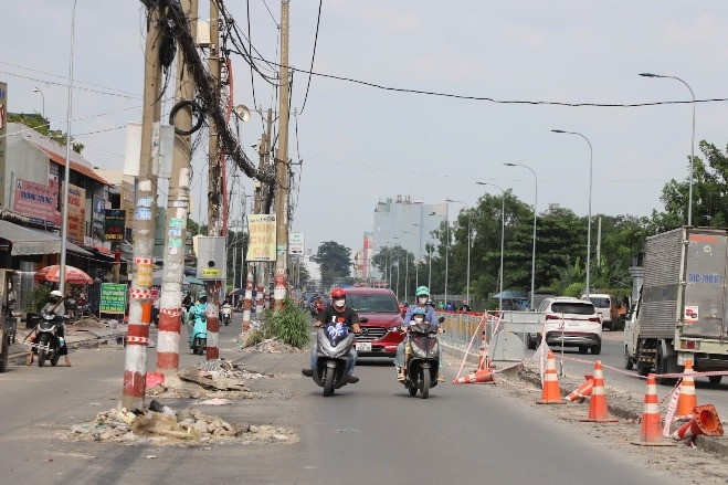 Đường rộng 30m nối vào sân bay Tân Sơn Nhất lỡ hẹn thông xe tháng 10