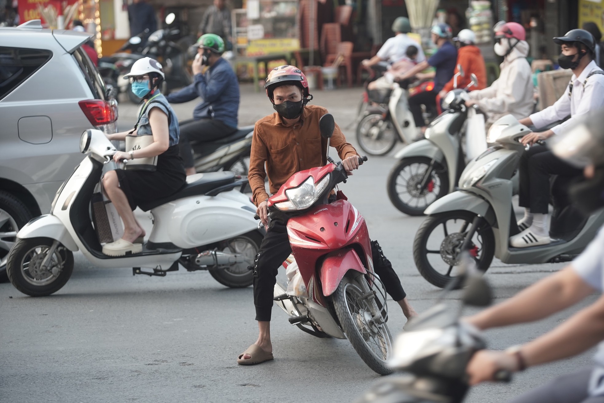 Hãi hùng cảnh người dân liều 'cắt' đầu ô tô, lao qua dòng xe để xuống hầm chui Thanh Xuân ảnh 6