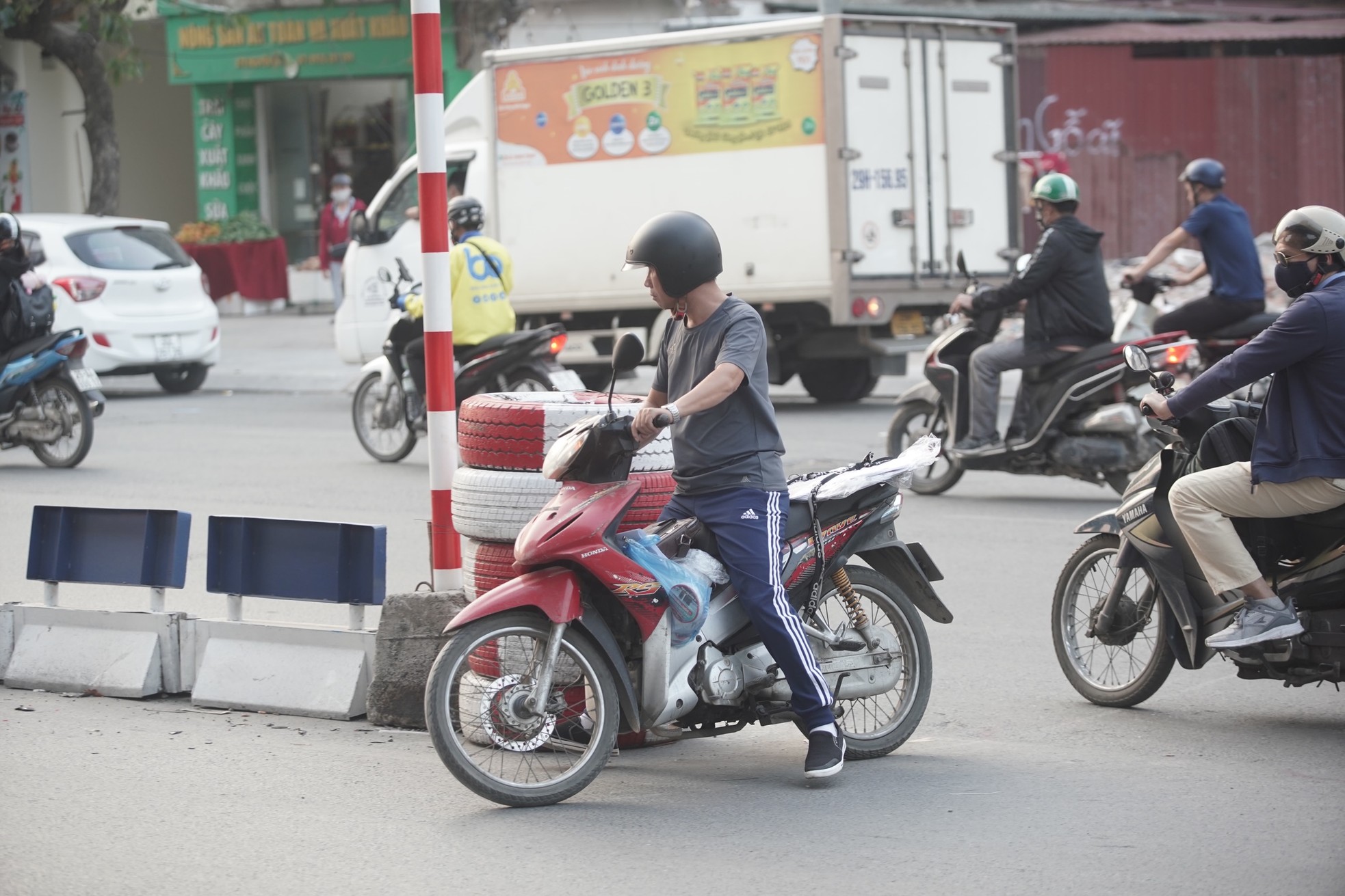 Hãi hùng cảnh người dân liều 'cắt' đầu ô tô, lao qua dòng xe để xuống hầm chui Thanh Xuân ảnh 7