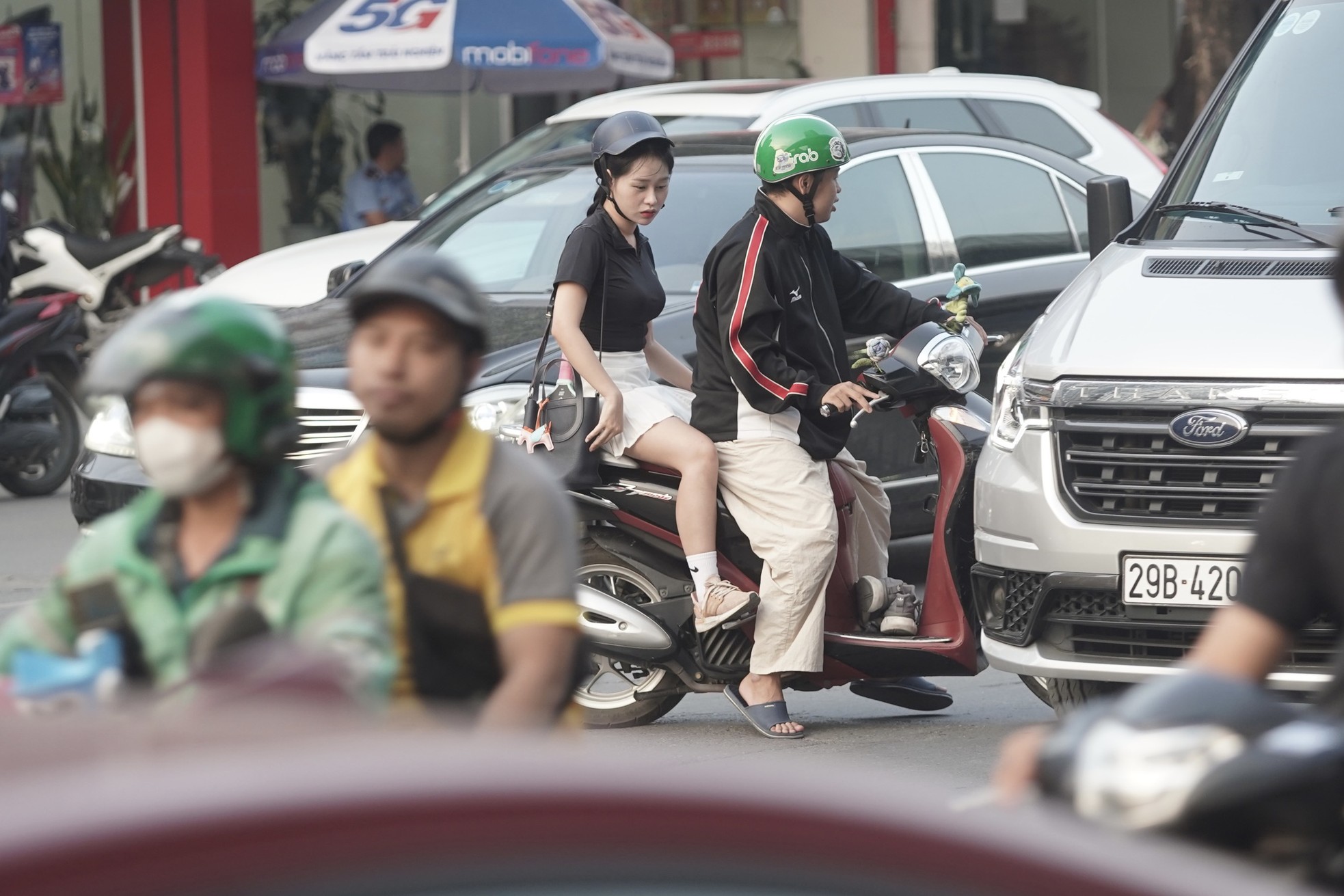 Hãi hùng cảnh người dân liều 'cắt' đầu ô tô, lao qua dòng xe để xuống hầm chui Thanh Xuân ảnh 10