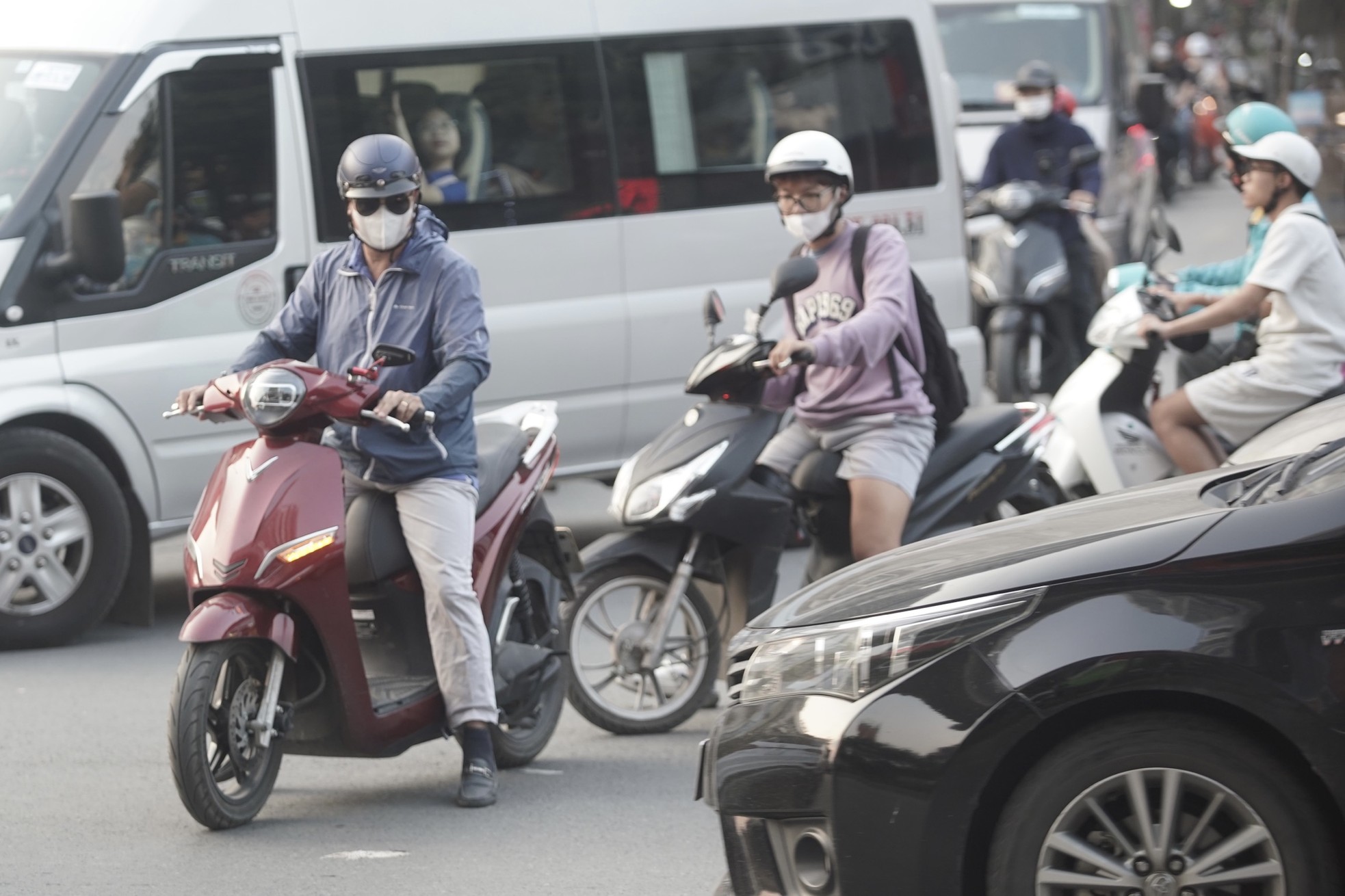 Hãi hùng cảnh người dân liều 'cắt' đầu ô tô, lao qua dòng xe để xuống hầm chui Thanh Xuân ảnh 11