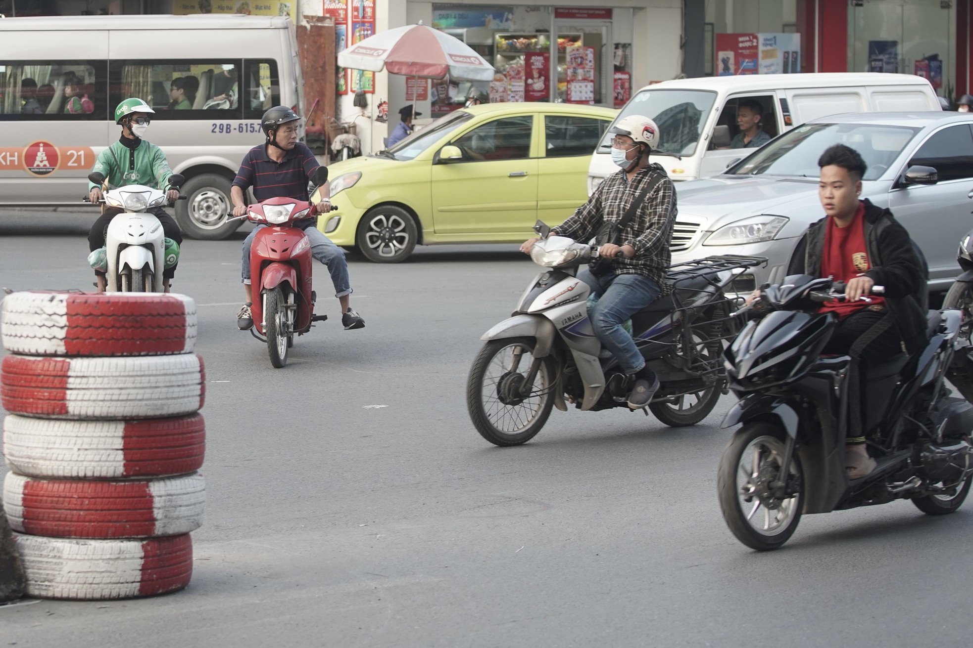 Hãi hùng cảnh người dân liều 'cắt' đầu ô tô, lao qua dòng xe để xuống hầm chui Thanh Xuân ảnh 17