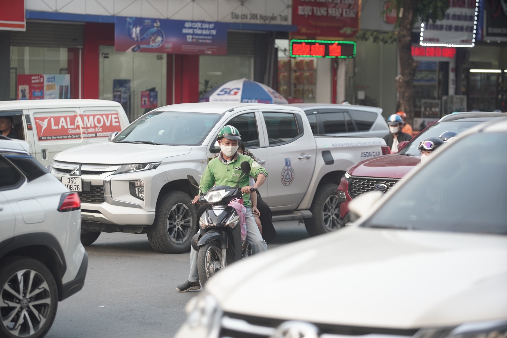 Hãi hùng cảnh người dân liều 'cắt' đầu ô tô, lao qua dòng xe để xuống hầm chui Thanh Xuân ảnh 18