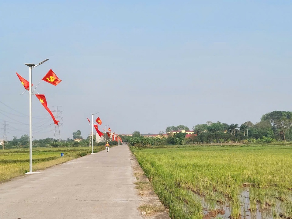 Đường liên thôn ở xã Hoàng Diệu được mở rộng, đáp ứng nhu cầu đi lại của người dân và phát triển kinh tế, xã hội