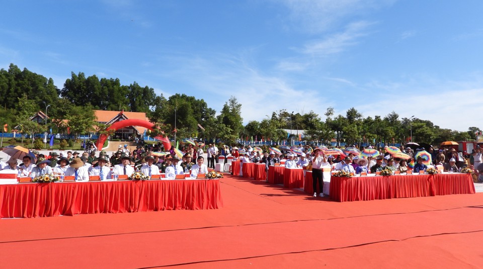 Đông đảo lãnh đạo huyện Bù Đăng, cùng nhiều tầng lớp Nhân dân dự lễ khai mạc. Ảnh: Lâm Thiện