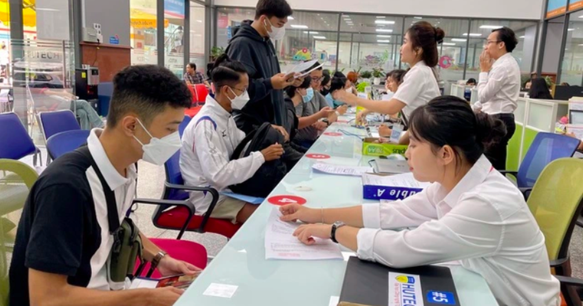 What factors determine university tuition fees? - Vietnam.vn