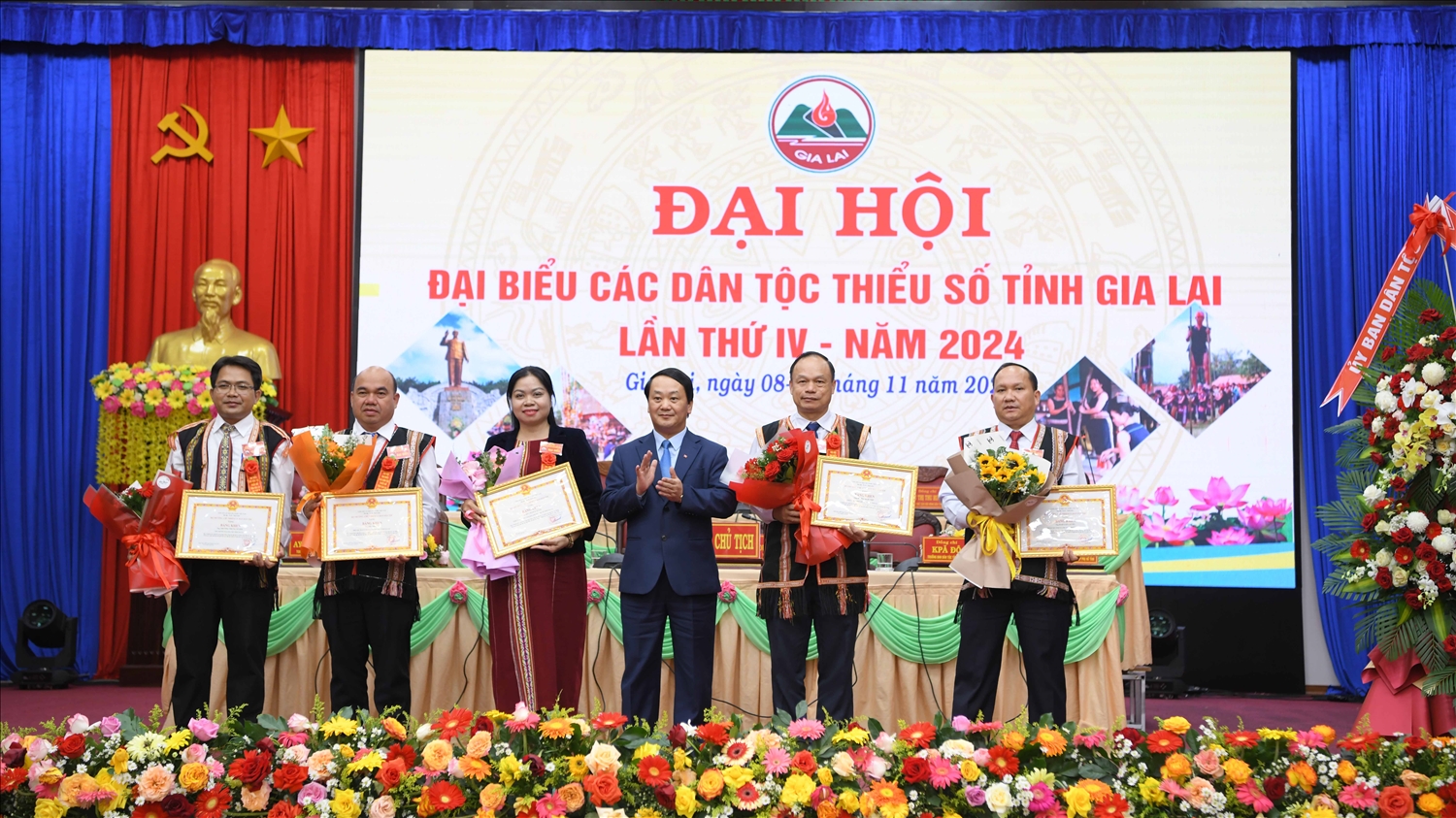 Ủy viên Ban Chấp Trung ương Đảng, Bộ trưởng, Chủ nhiệm Ủy ban Dân tộc Hầu A Lềnh trao Bằng khen cho tập thể, cá nhân có thành tích xuất sắc trong thực hiện công tác dân tộc và chính sách dân tộc của Đảng, Nhà nước