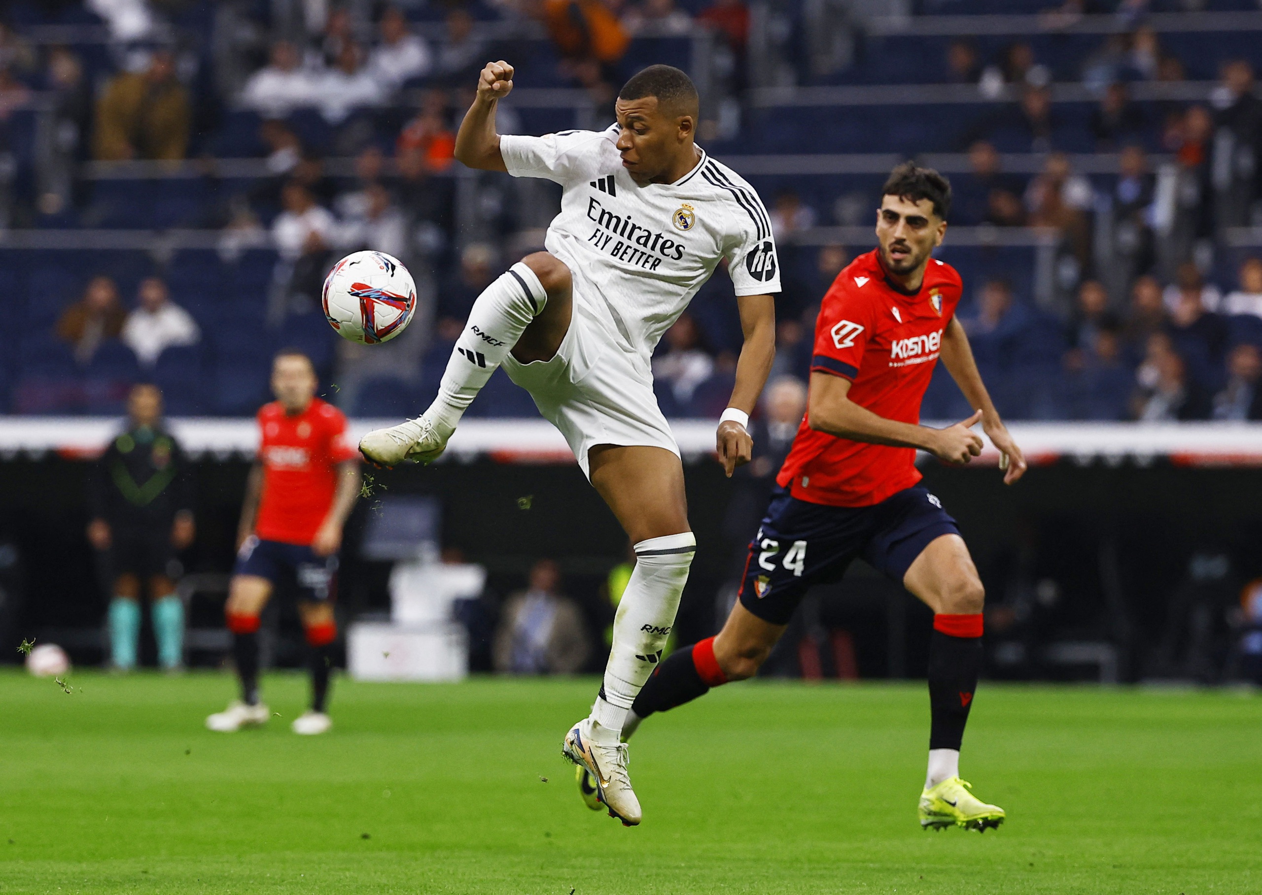 Real Madrid gặp ác mộng dù thắng Osasuna: Thêm 3 ca chấn thương, mâu thuẫn nội bộ trầm trọng- Ảnh 7.