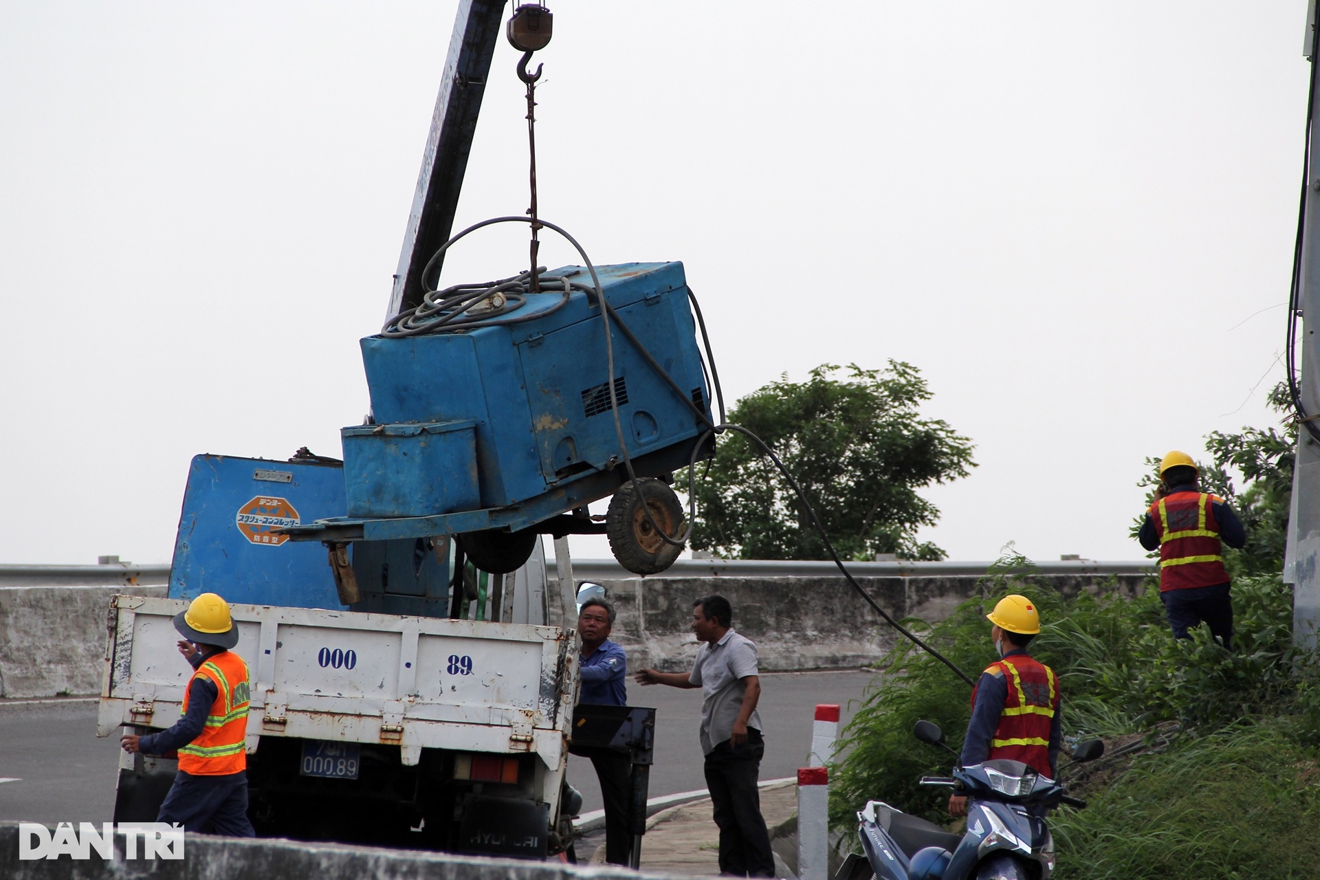 Dùng 20kg thuốc nổ phá khối đá khủng trên cung đường đi sân bay Cam Ranh - 7