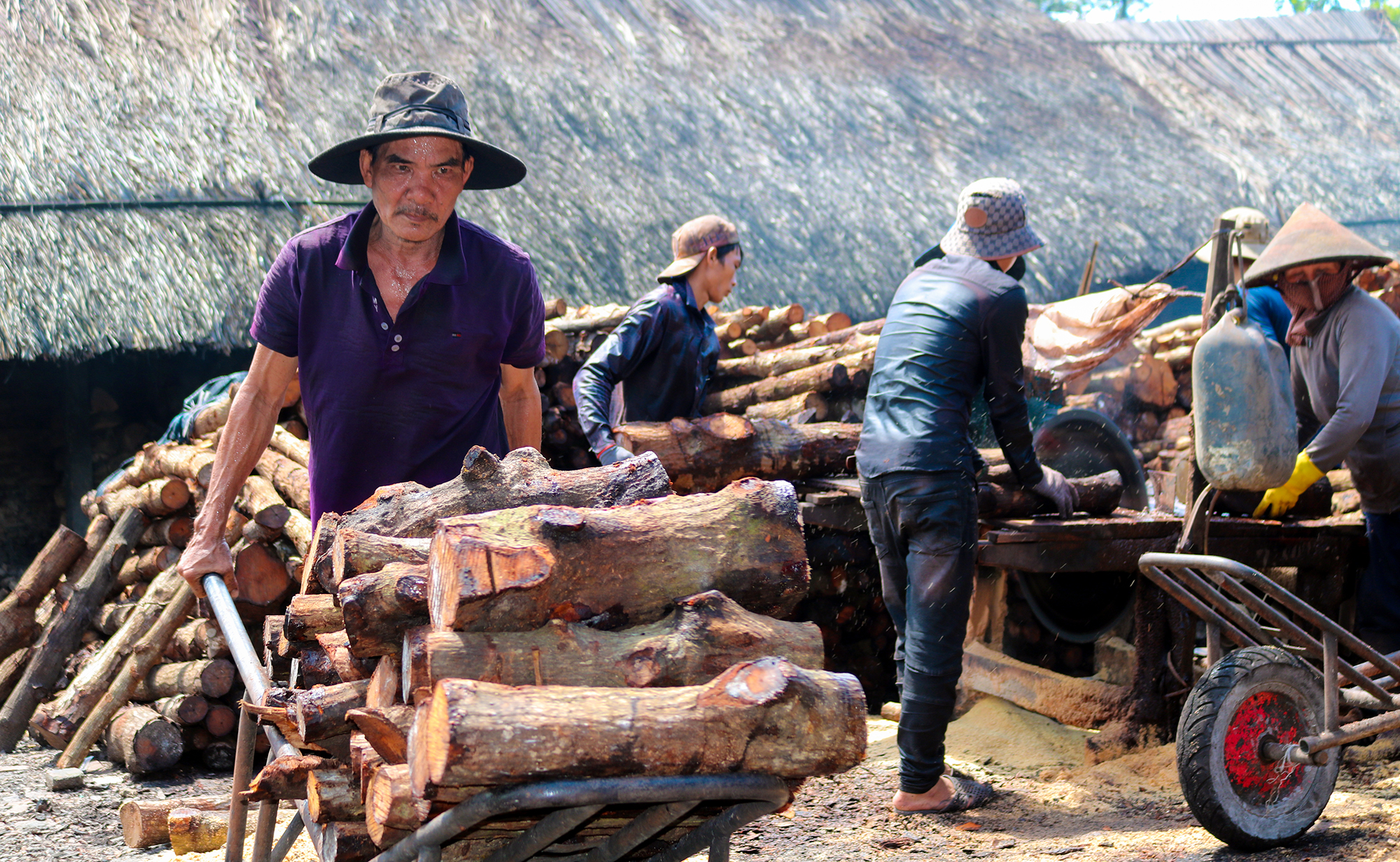 Nhọc nhằn nghề hầm than bên dòng Cái Côn- Ảnh 2.