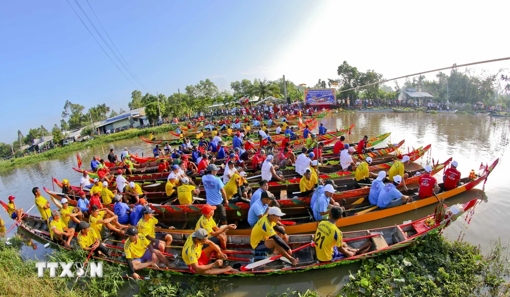 ttxvn_soi_noi_giai_dua_ghe_ngo_mini_chua_khmer_tinh_hau_giang_1.jpg