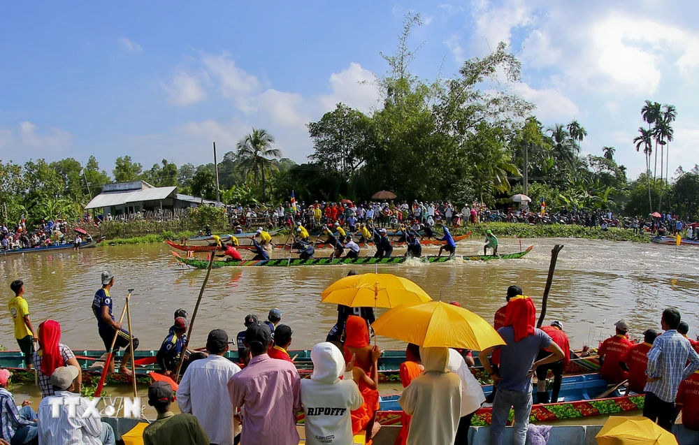 ttxvn_soi_noi_giai_dua_ghe_ngo_mini_chua_khmer_tinh_hau_giang_2.jpg