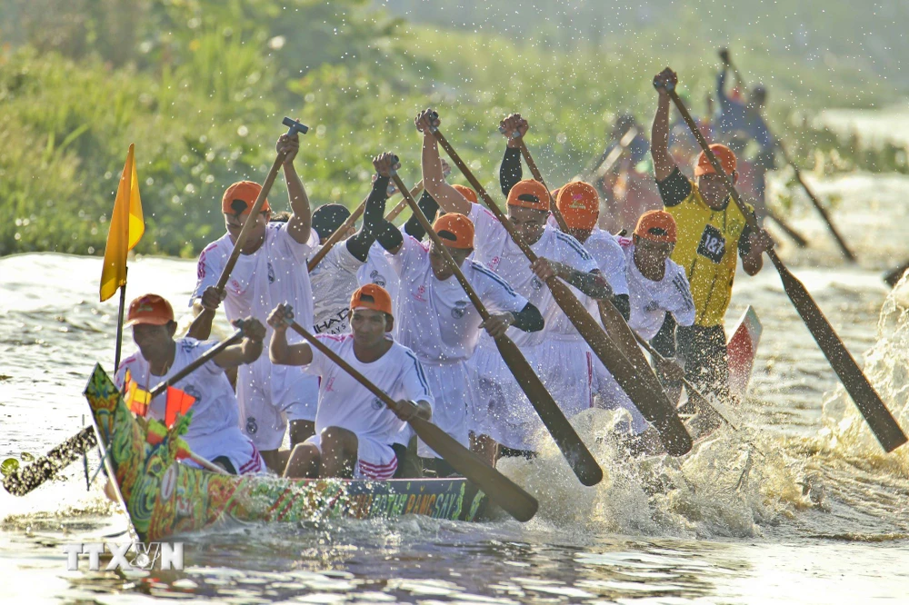 ttxvn_soi_noi_giai_dua_ghe_ngo_mini_chua_khmer_tinh_hau_giang_4.jpg