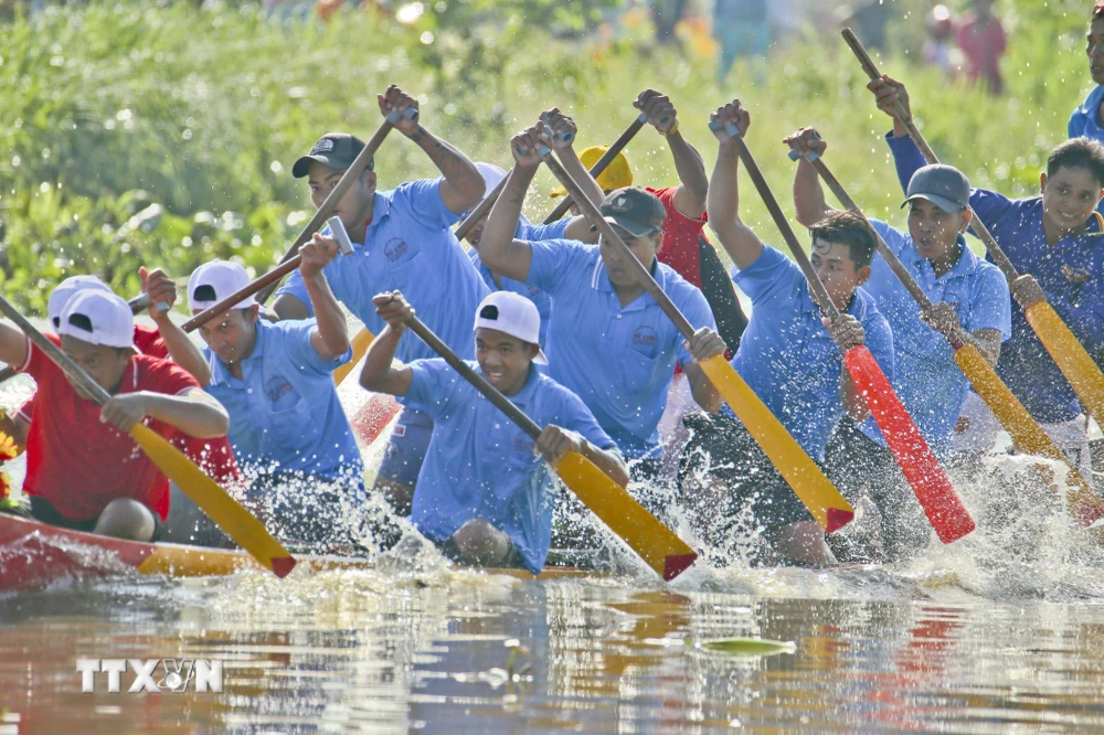 ttxvn_soi_noi_giai_dua_ghe_ngo_mini_chua_khmer_tinh_hau_giang_5.jpg