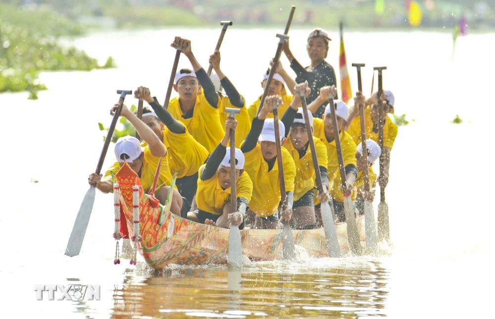 ttxvn_soi_noi_giai_dua_ghe_ngo_mini_chua_khmer_tinh_hau_giang_7.jpg