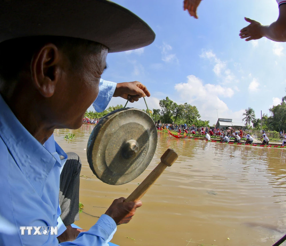 ttxvn_soi_noi_giai_dua_ghe_ngo_mini_chua_khmer_tinh_hau_giang_8.jpg