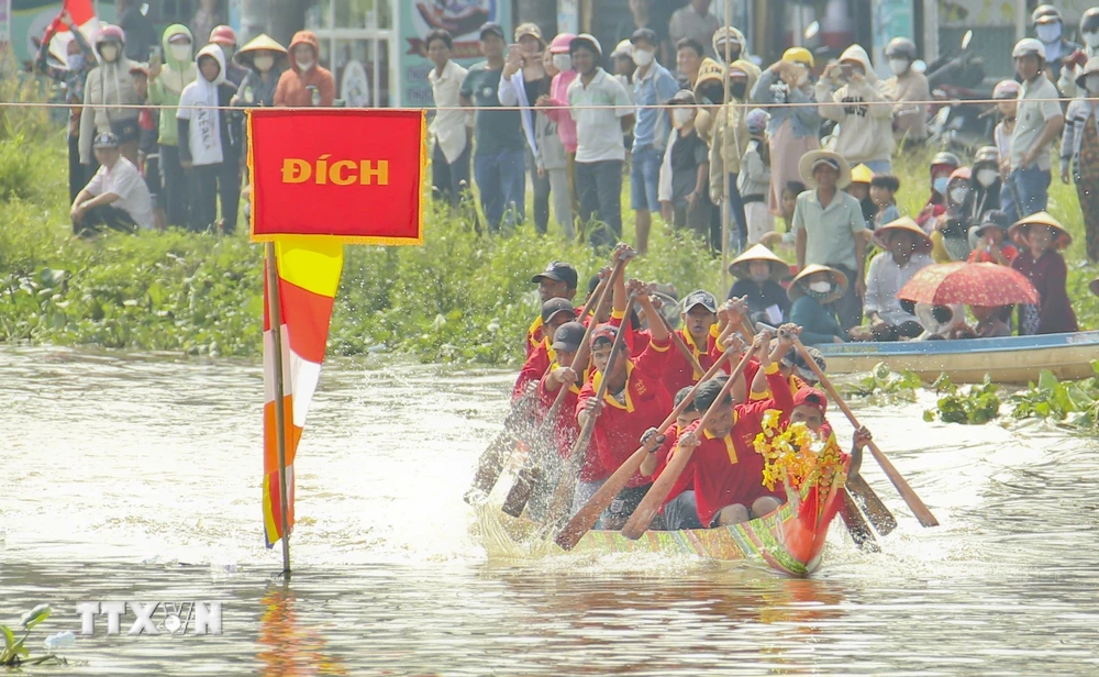 ttxvn_soi_noi_giai_dua_ghe_ngo_mini_chua_khmer_tinh_hau_giang_9.jpg