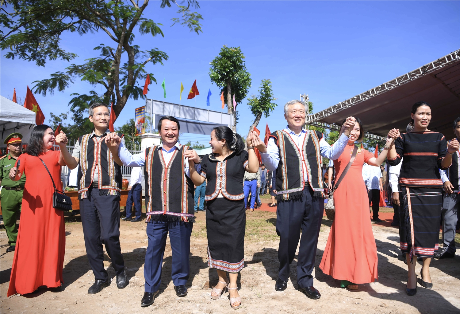  Lãnh đạo Trung ương chung vui, hòa cùng điệu xoang với dân làng Ia Nueng (xã Biển Hồ, Tp. Pleiku, Gia Lai) trong Ngày hội Đại đoàn kết toàn dân tộc