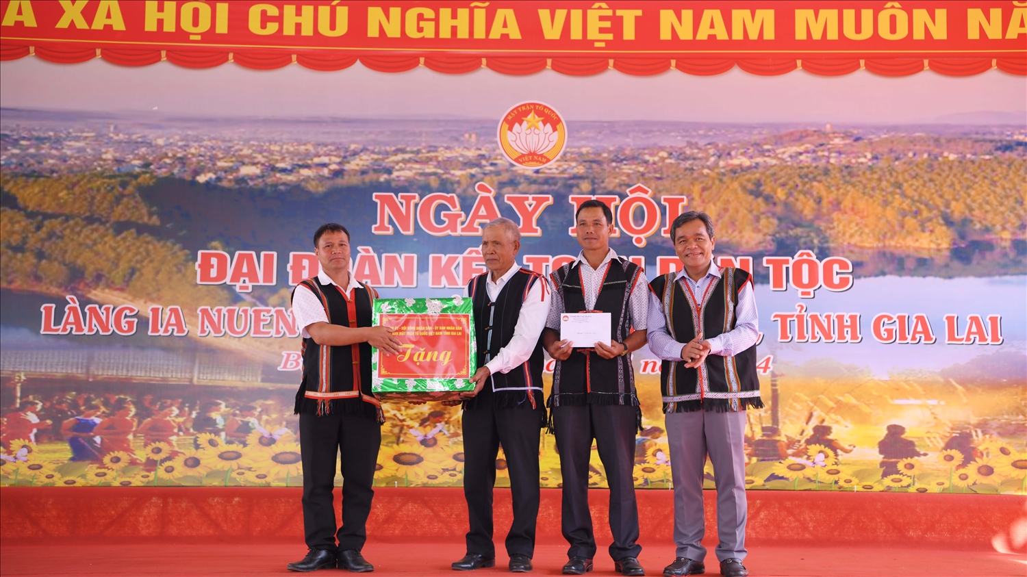 (Tin PV) Phó Thủ tướng Thường trực Chính phủ Nguyễn Hòa Bình dự Ngày hội Đại đoàn kết toàn dân tộc tại làng Ia Nueng 14