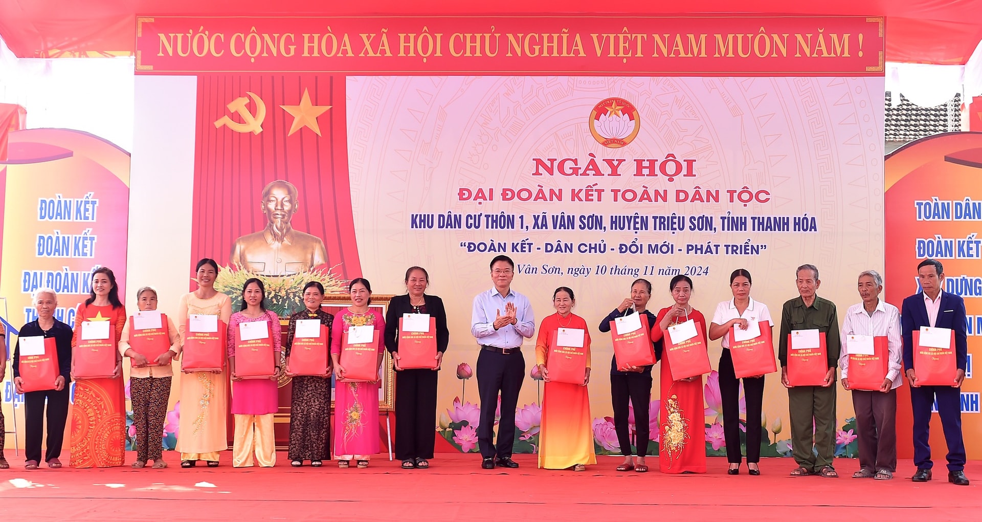 Phó Thủ tướng Lê Thành Long dự Ngày hội Đại đoàn kết toàn dân tộc tại Thanh Hóa- Ảnh 4.