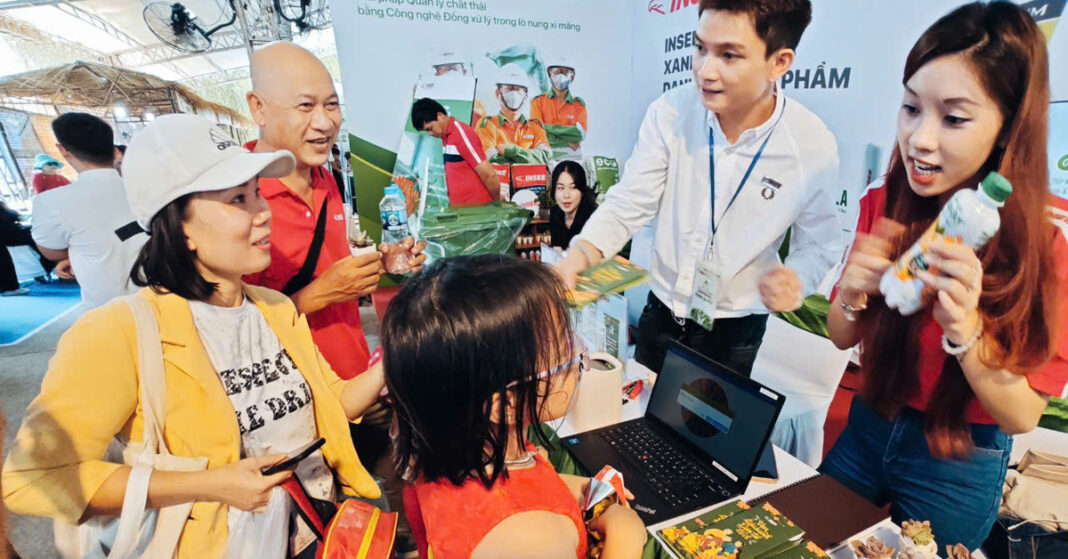 'Đổi rác lấy quà', niềm vui xanh cho trẻ nhỏ vào ngày cuối tuần giữa lòng TP.HCM