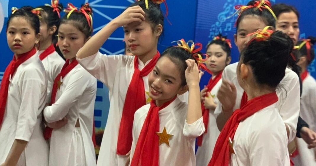 Văn nghệ "cây nhà lá vườn" có hại cho học sinh?
