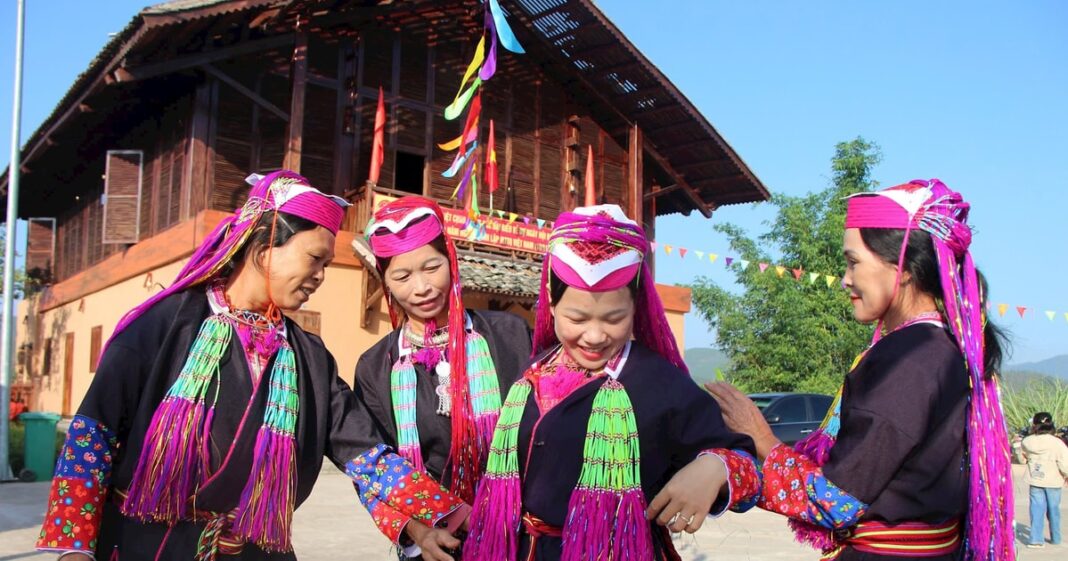 Những cô gái Dao Thanh Y xúng xính váy áo dự ngày hội Đại đoàn kết