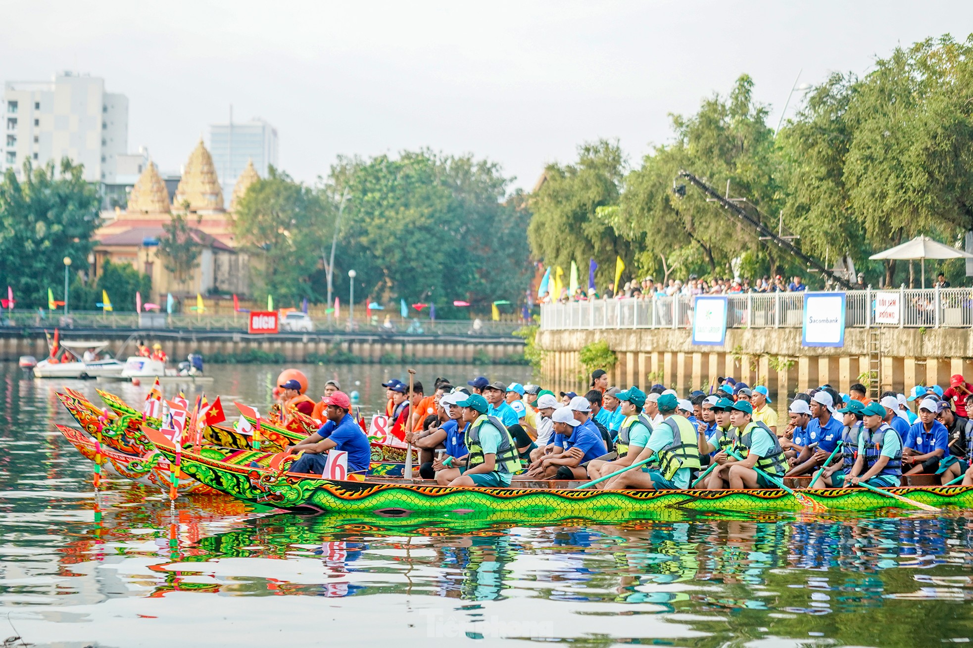 Sôi nổi đua ghe ngo trên kênh Nhiêu Lộc mừng Lễ hội Ok-Om-Bok ảnh 4